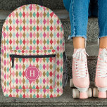 Vintages Retro-Diamant-Muster, rosa Monogramm Bedruckter Rucksack<br><div class="desc">Dieser stilvolle Rucksack ist mit einem Vintag-Retro-Diamantenmuster in den Farben Beerenrot, Magentafrosa, hellrosa, goldfarben, Minzgrün und helles Aquablau ausgestattet. Eine Textvorlage für Monogramm ist für eine einfache Personalisierung enthalten - passen Sie sie an oder entfernen Sie die Vorlage und den Kreis, wenn kein Monogramm gewünscht wird. Ideal für Mädchen, um...</div>