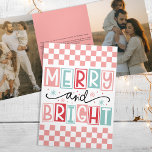 Vintages Retro-Foto mit schlichten und hellen Tren Dreifach Gefaltete Urlaubskarte<br><div class="desc">Die Trendy und Bright Trendy Vintag Retro Family Foto Tri-Fold Holiday Card verbindet nostalgischen Charme mit modernem Flair. Diese personalisierte Weihnachtskarte besticht durch ihr familiäres Foto und ein lebhaftes, farbenfrohes Design, das Vintage Urlaubsstimmung mit einer trendigen Drehung zurückbringt. Das kühn karierte Muster und die spielerisch rosa Weihnachtsakzente verleihen dieser Karte...</div>