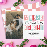 Vintages Retro-Foto mit schlichten und hellen Tren Feiertagskarte<br><div class="desc">Feiern Sie die Saison mit Freude und Nostalgie mit unserer Vintagen Retro Family Foto Holiday Card. Diese charmante Karte verbindet ein lebendiges, im Retro-inspiriert Design mit einer modernen Drehung und eignet sich somit hervorragend, um mit Freunden und Familie feierlichen Beifall zu genießen. Das spielerische, karierte Muster in leuchtenden, farbenfrohen Farbtönen...</div>