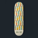 Vintages Retro-Longboards Muster Mit Monogramm Ska Skateboard<br><div class="desc">Dieses Muster zeichnet sich durch einfache Illustrationen von Langplatten aus,  die in Olivgrün,  aquamarin blau,  Salbei,  Senfgold und orangefarbenem Set in einem cremefarbenen Hintergrund Vintag aussehen. Diese längeren Skateboards haben Retrostil in warmen Farben. Es ist bereit,  mit Monogramm-Initialen in Salbei-Grün vor cremefarbenem Hintergrund personalisiert zu werden.</div>