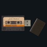 Vintages Retro-modisches 80er-Audioband Holz USB Stick<br><div class="desc">Alte Audio-Kassette,  um mit Ihrem Namen und Firmennamen oder alles andere (Music Files) auf hölzernem USB-Stick personalisieren. Andere personalisierte Modelle sind mit durchsichtigem Audioband und Mikrokassette erhältlich. Passend zur Geburtstagseinladung,  Gästebuch und personalisiertes Geschenk für ihn.</div>