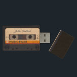 Vintages Retro-modisches 80er-Audioband Holz USB Stick<br><div class="desc">Alte Audio-Kassette,  um mit Ihrem Namen und Firmennamen oder alles andere (Music Files) auf hölzernem USB-Stick personalisieren. Andere personalisierte Modelle sind mit durchsichtigem Audioband und Mikrokassette erhältlich. Passend zur Geburtstagseinladung,  Gästebuch und personalisiertes Geschenk für ihn.</div>