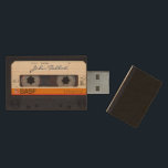 Vintages Retro-modisches 80er-Audioband Holz USB Stick<br><div class="desc">Alte Audio-Kassette,  um mit Ihrem Namen auf USB-Flash-Laufwerk personalisieren. Andere personalisierte Modelle sind mit durchsichtigem Audioband und Mikrokassette erhältlich. Passend zur Geburtstagseinladung,  Gästebuch und personalisiertes Geschenk für ihn.</div>