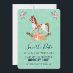 Vintages Rockpferd mit Blumenstrauß Save The Date<br><div class="desc">Eine Save the Date flache Karte mit einem charmanten und fantasievollen Bild eines altmodischen Rockpferdes mit einem extravaganten Blumenstrauß in Rosa und Gelb. Der Hintergrund ist ein hellgrünes,  glänzendes Damast-Muster.</div>