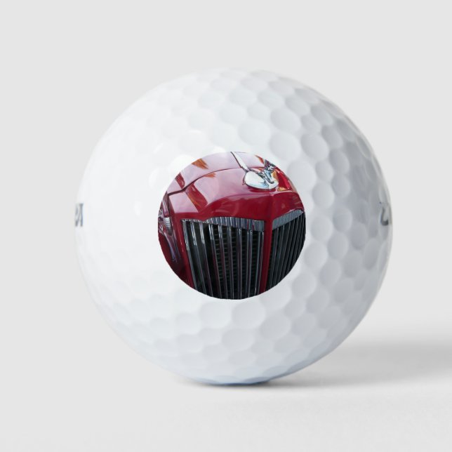 Vintages rotes Auto mit Chromhaube Golfball (Vorderseite)