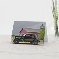 Vintages schwarzes Auto mit Regenbogen