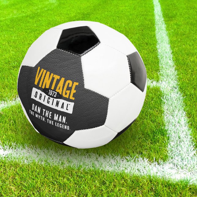 Vintages Schwarzes Leder Geburtsjahr Fußball (Vintage Original Black Leather Birth Year Soccer Ball Cover Photo.)