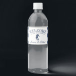 Vintages Seepferd | Begrüßung der Nautischen Hochz<br><div class="desc">Wasser überall und kein Tropfen zu trinken. Lass deinen Hochzeitsgast stilvoll mit diesen einzigartigen Wasserflaschen-Etiketten zum Thema Seeschifffahrt,  die eine Begrüßungsbotschaft,  eine Vintage Abbildung des Seepferds und Ihre Hochzeitsdetails enthalten.</div>