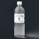 Vintages Seepferd | Begrüßung der Nautischen Hochz<br><div class="desc">Wasser überall und kein Tropfen zu trinken. Lass deinen Hochzeitsgast stilvoll mit diesen einzigartigen Wasserflaschen-Etiketten zum Thema Seeschifffahrt,  die eine Begrüßungsbotschaft,  eine Vintage Abbildung des Seepferds und Ihre Hochzeitsdetails enthalten.</div>