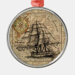 Vintages Segelschiff und alte europäische Karte Ornament Aus Metall