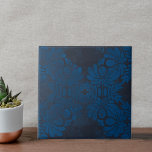 Vintages symmetrisches dunkelblaues Muster Fliese<br><div class="desc">Diese wunderschöne Keramik-Kachel weist ein atemberaubend blaues Blumenmuster auf einem dunkelblauen Hintergrund auf. Das symmetrische Design besteht aus großen Blume und Blätter, die in einem helleren Blau umrissen sind und einen auffallenden Kontrast zum dunkelblauen Hintergrund bilden. Ob als eigenständiges Dekorationsstück oder in ein grandioses Design-Unterfangen integriert, es verspricht ein Kennzeichen...</div>