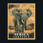 Vintages Tansania: Safari-Abenteuer Postkarte<br><div class="desc">Mit dieser Vintag inspiriert Vektorpostkarte können Sie das goldene Zeitalter afrikanischer Safaris genießen. Dieses Kunstwerk mit einem majestätischen Elefanten auf der Savanne, umgeben von Safari-Fahrzeugen, erfasst das Wesen der Retro-Reise-Postkarten. Fette Linien, flache Farben und geometrische Formen bilden ein visuell auffälliges Stück in gedämpften Erdtönen. Die stilisierte Silhouette der afrikanischen Landschaft...</div>