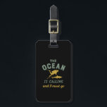 Vintages Tauchen im Ozean ruft mich an, zu gehen Gepäckanhänger<br><div class="desc">Das Meer ruft an und ich muss gehen. Tauchen für diejenigen, die Liebe zum Tauchen, Schwimmen mit den Fischen und das Meeresleben in der Tiefsee und Erforschen des Ozeans. Zeigen Sie mit diesem Vintagen Retro-Design Ihre Leidenschaft für diesen Freizeitsport. Ein tolles Geschenk für Ihren jugendlichen Sohn, Ihre Tochter, Ihren Enkel,...</div>