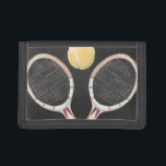 Vintages Tennisplatinendesign Tri-fold Portemonnaie<br><div class="desc">Vintages Tennis Chalkboard Design. Künstler: Naomi McCavitt. Bild-ID: 106367GG.</div>