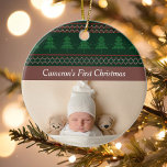 Vintages Tree Pattern Baby's First Christmas Foto Keramik Ornament<br><div class="desc">Ein altmodisches Weihnachtsbaum und ein Pullover-Raute-Muster über dem personalisierten Text für das erste Weihnachtsfest Ihres Babys. Diese Geschenkschmuck mit einem wunderschönen neugeborenen Foto im grünen und roten Xmas-Design können Sie individuell gestalten. Ein großartiges Geschenk für neue Großeltern.</div>