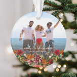 Vintages Tropical Mele Kalikimaka Foto Ornament<br><div class="desc">Weihnachtsschmuck im hawaiianischen Stil,  mit einem Lieblingsfoto mit dunklem Overlay am unteren Ende,  der hawaiianische Weihnachtsgrüße "Mele Kalikimaka" in eleganter weißer Kalligraphieschrift Typografie,  mit Vintagen tropischen Blume,  botanischem Blattwerk und Ihrem Namen dekoriert.</div>