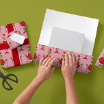 Vintages Weihnachtsmuster Geschenkpapier<br><div class="desc">Fügen Sie Ihren Geschenken eine Touch feierlichen Charmes mit diesem Vintag inspirierten "Grinch Pink Weihnachtsmuster" Packpapier hinzu. Mit dem Grinch-Papier in einem spielerischen Urlaubsstil mit einem lustigen rosa Hintergrund verbindet dieses Packpapier einen klassischen Dr. Seuss-Charakter mit einer modernen Drehung. Ideal für die Geschenkverpackung, bringt es eine skurrile und farbenfrohe Touch...</div>