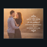 Vintages White Overlay-Foto Save the Date Ankündigungspostkarte<br><div class="desc">Dieses hübsche Save the Date weist ein weißes Overlay mit einem rustikalen Vintagen Design auf. Die Typografie entwirft ein vollblütiges,  horizontales Foto.</div>