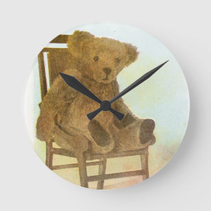 Vintages Zeichnen: Teddybär betreffen einen Stuhl Runde Wanduhr