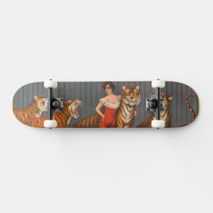 Vintages Zirkusposter der Frau mit sechs Tigern. Skateboard