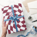 Violet Burgundy Wedding Collection Karo überprüft Geschenkpapier<br><div class="desc">Moderne böhmische dunkelburgunderfarbene Brautpavillon-Produkte. Die trendigen Karos sind in einem Retro-Design gehalten,  die Teller sind mit Schachbrettmuster verziert und in elegantem,  dunkelbordeauxfarbenem Rot und Weiß gehalten.</div>