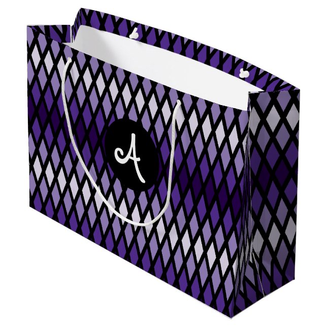 Violet Diamond Ombre Monogram Große Geschenktüte (Rückseite Schrägansicht)