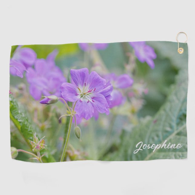 Violet Geranium Wildblume Foto mit Ihrem Namen Golfhandtuch (Horizontal)