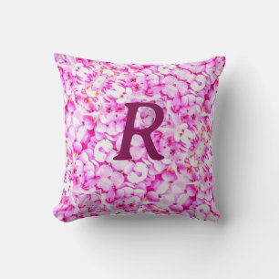 Violet Hydrangia gegen dunklen Hintergrund Kissen