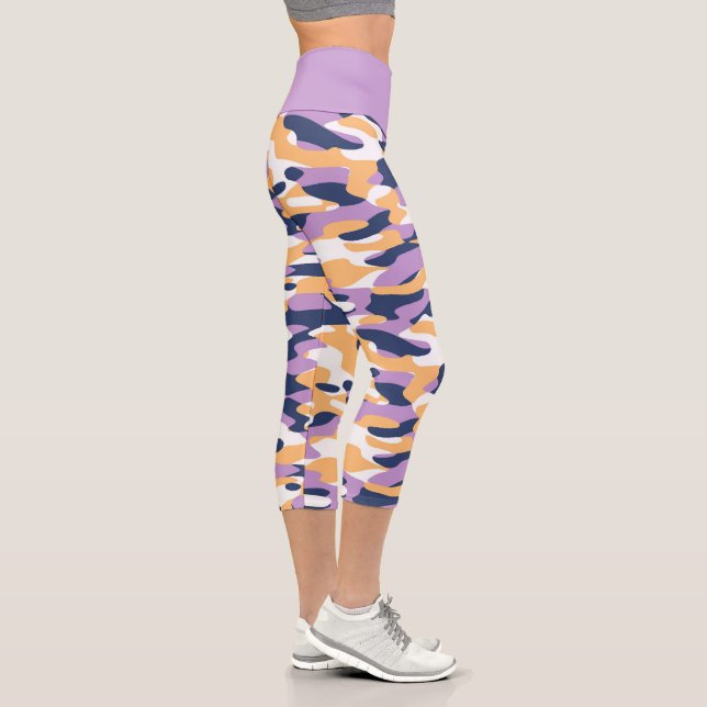 Violet Lila dunkelblau, gelb, Camouflage Muster Capri Leggings (Rechts)