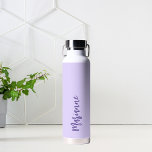 Violet-lila-individuelle Name-Skript Trinkflasche<br><div class="desc">Violett,  Lavendelfarbe als Hintergrund. Personalisieren Sie Ihren Namen und fügen Sie ihn hinzu. Lila handgeschriebene Stilschrift.</div>