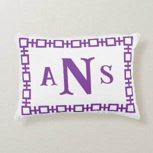 Violet Lila Square, griechisches Schlüsselmonogram Dekokissen