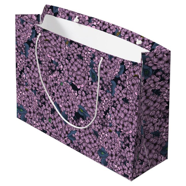 Violet Lilac Garden Große Geschenktüte (Rückseite Schrägansicht)