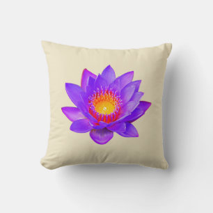 Violet Lotus Blume auf heller Champagnerbeige Kissen
