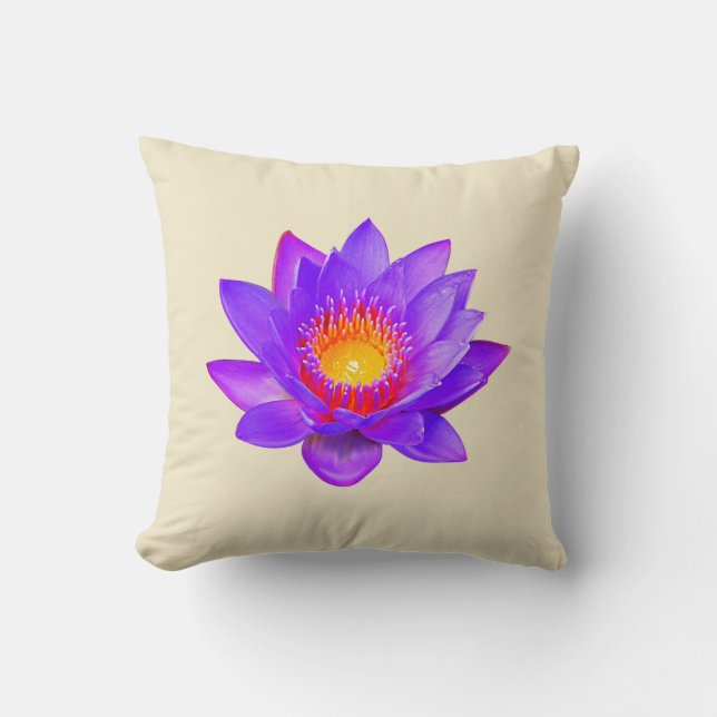 Violet Lotus Blume auf heller Champagnerbeige Kissen (Vorderseite)