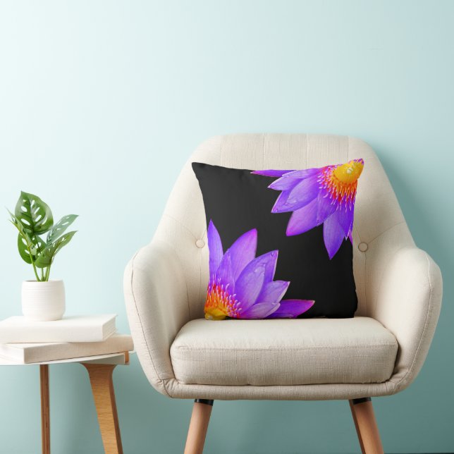 Violet-Lotus-Blume auf schwarz Kissen (Stuhl )