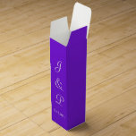 Violet White Monogram Wedding Weinbox<br><div class="desc">Helle, violette und weiße Gastgeschenk Hochzeiten für Ihre Empfang. Personalisieren Sie Mit Monogramm Bräunungs- und Hochzeitstipps in weißem Text. Design von TamiraZDesign.</div>