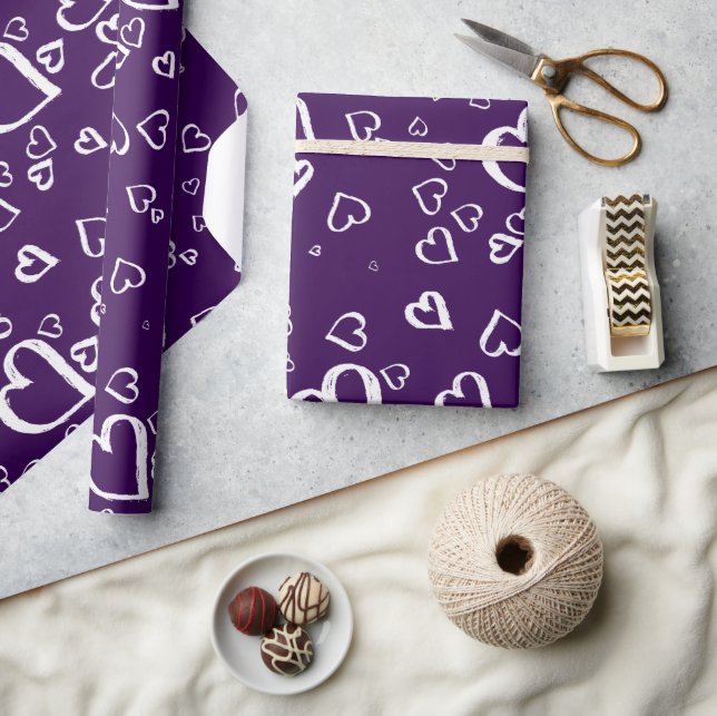 Violet Wrapping Paper mit White Hearts Geschenkpapier (Kunsthandwerk)