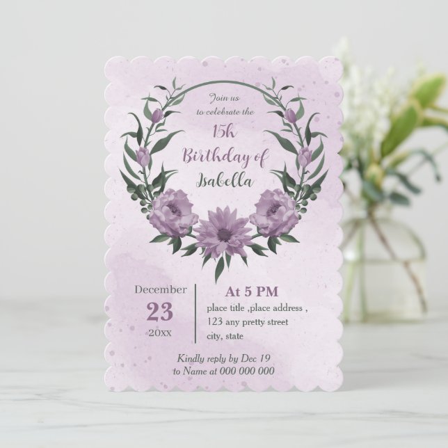 Violett-Blumen-Grünkranz Geburtstag Einladung (Stehend Vorderseite)