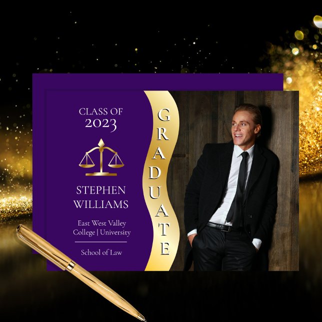 Violett | Gold Graduate Wave Law Justice Grad Ankündigung (Von Creator hochgeladen)