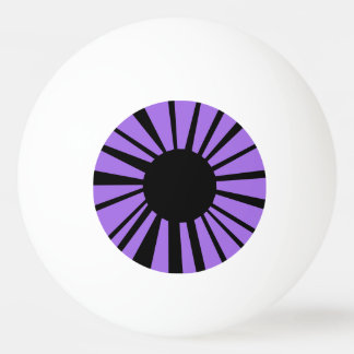 Violett Lila Auge und Schwarzer Pupille auf weißem Tischtennisball