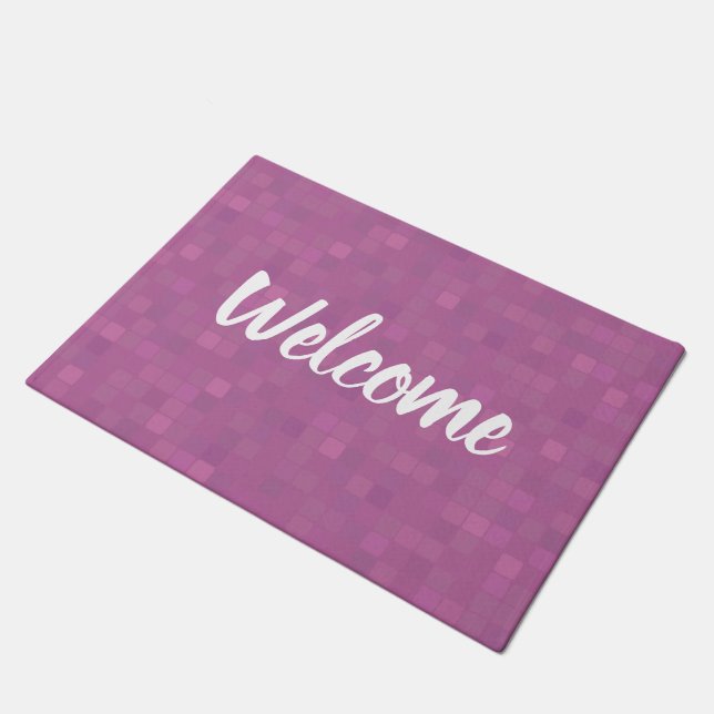 Violett rosa Pixel Mosaiktürmatte. Fußmatte (Schrägansicht)
