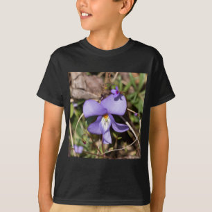 Violett von Vögeln mit Blüten T-Shirt