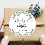 Violettblütenblätter Eukalyptus zum Geburtstag Runder Aufkleber<br><div class="desc">Ein stilvoller weißer Hintergrund mit lavendelfarbenen Blume und Eukalyptusgrün. Mit dem Text: Happy Birthday</div>