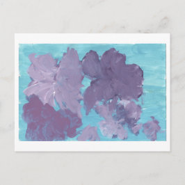 Violette Blumen auf blauem Hintergrund Postkarte