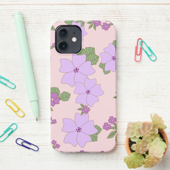 Violette Blumen, Blumenmuster, Muster von Blume iPhone 12 Hülle (Auf dem Schreibtisch)