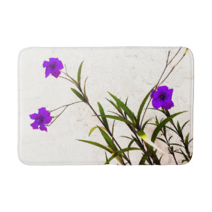 Violette Blumen in der Brise Badematte