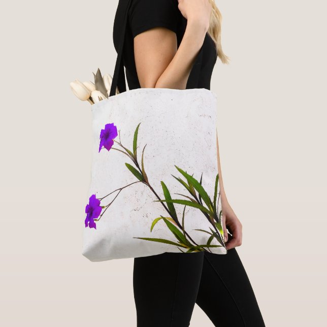 Violette Blumen in der Brise Tasche (Von Nahem)