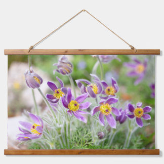 Violette Blumen in der Sonne Wandteppich Mit Holzrahmen