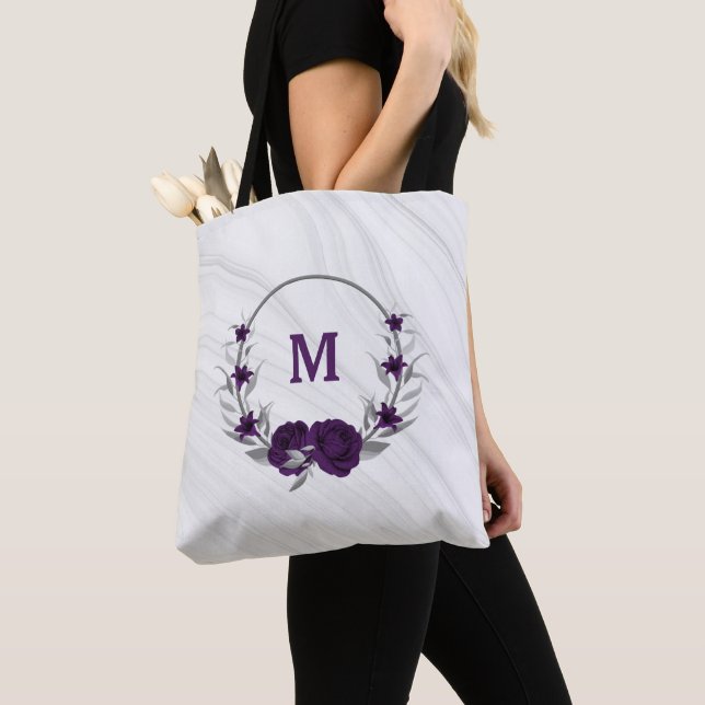 violette Blumen silberne Blätter Marmortüte Tasche (Von Nahem)