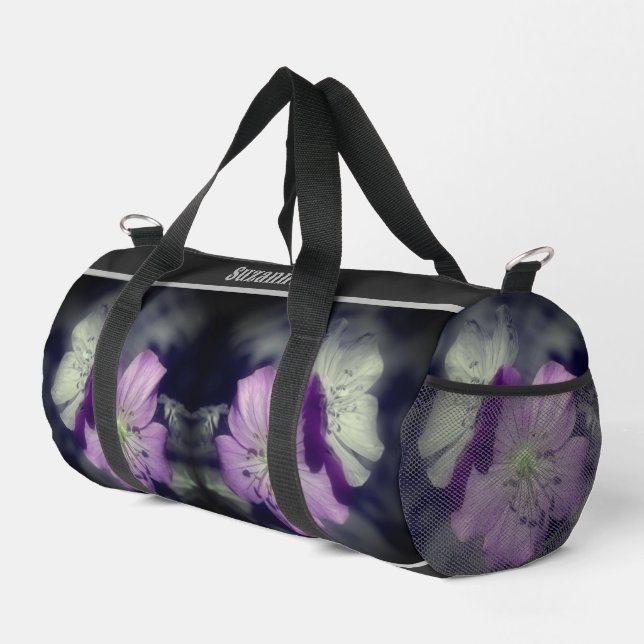 Violette Blumen, teilweise farbig Personalisiert Duffle Bag (Rechte Ecke)